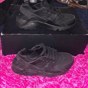 Black Huarache size 6y good condition